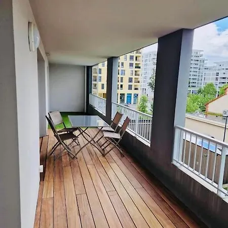 Spacious Near Center Terrace Et Parking